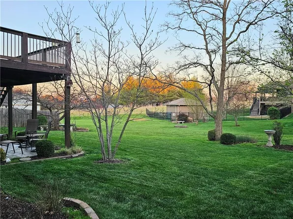 807 NW Poplar Ct, Grain Valley, MO 64029