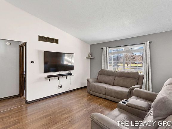 4th image of 651 S 160th Ave