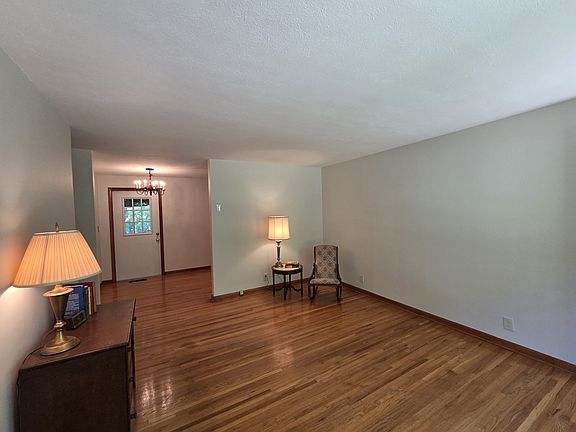 5th image of 608 Burgundy Dr