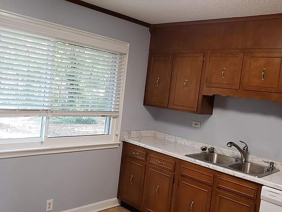 4th image of 828 Hardin Dr