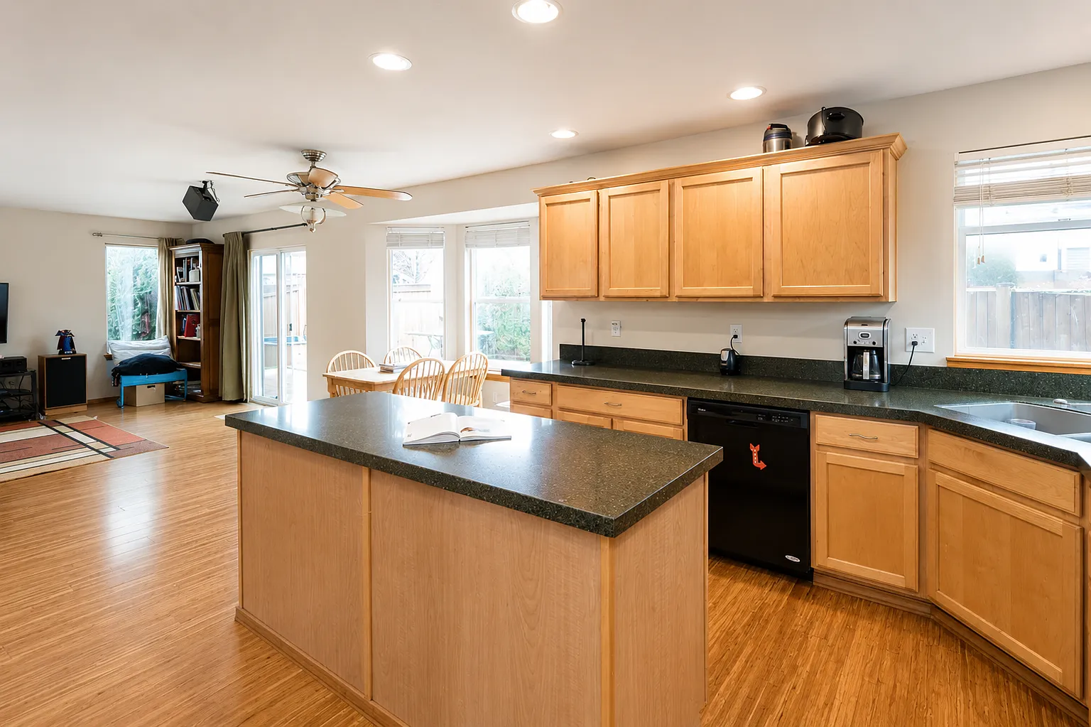 5 bed, 2662 sqft, $3,690 — Photo 2