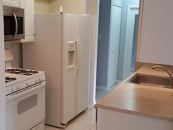 Stove, refrigerator, new microwave, dishwasher, freshly painted . Very clean cozy apartment Must see!