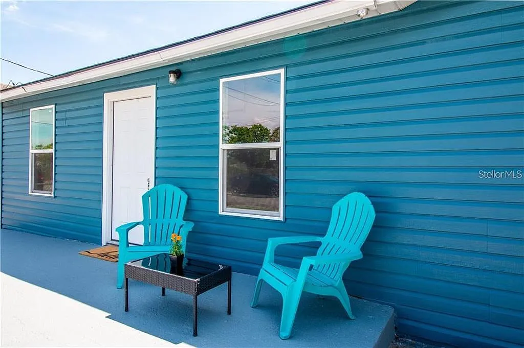 3 bed, 1.0 bath, 1056 sqft, $3,200 — Photo 2