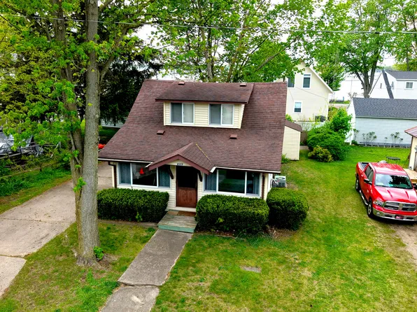 2577 Parkway Dr, Manitou Beach, MI 49253