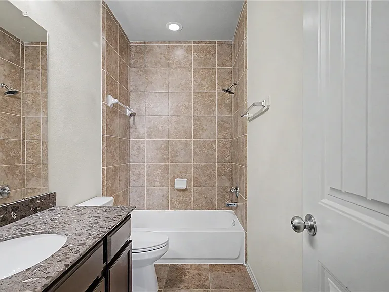 18319 Amalfi Coast Dr — Photo 30