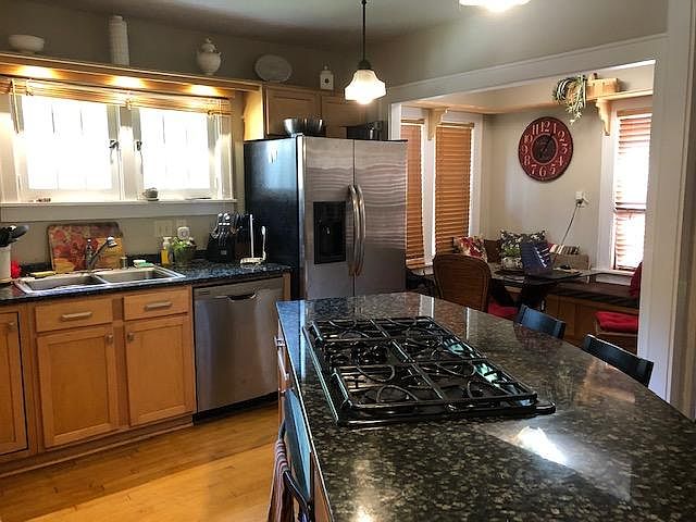 Full kitchen with bar and breakfast nook