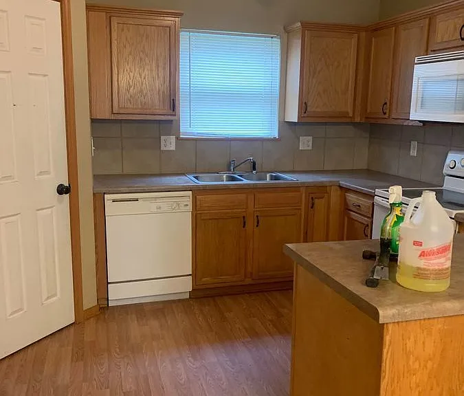1003 NE Clear Creek Dr — Photo 3