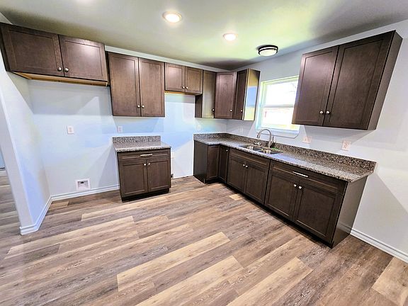 5th image of 701 W 16th St