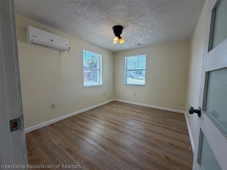 649 N Pine St — Photo 11