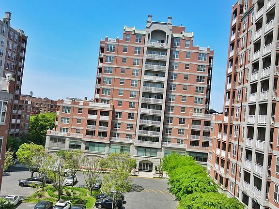 3rd image of 50 Oceana Dr W APT 3