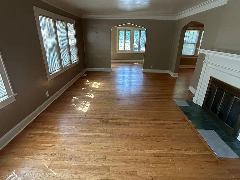 5446 Charlotte St — Photo 2