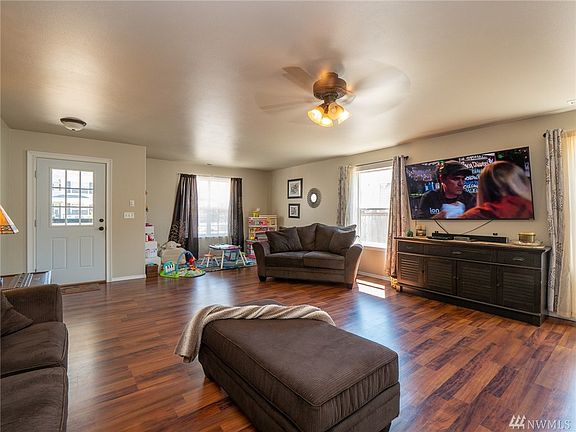 4th image of 203 Silvernail St NE