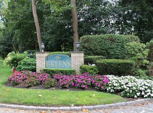 15 Fairway Circle S #15, Manhasset, NY 11030