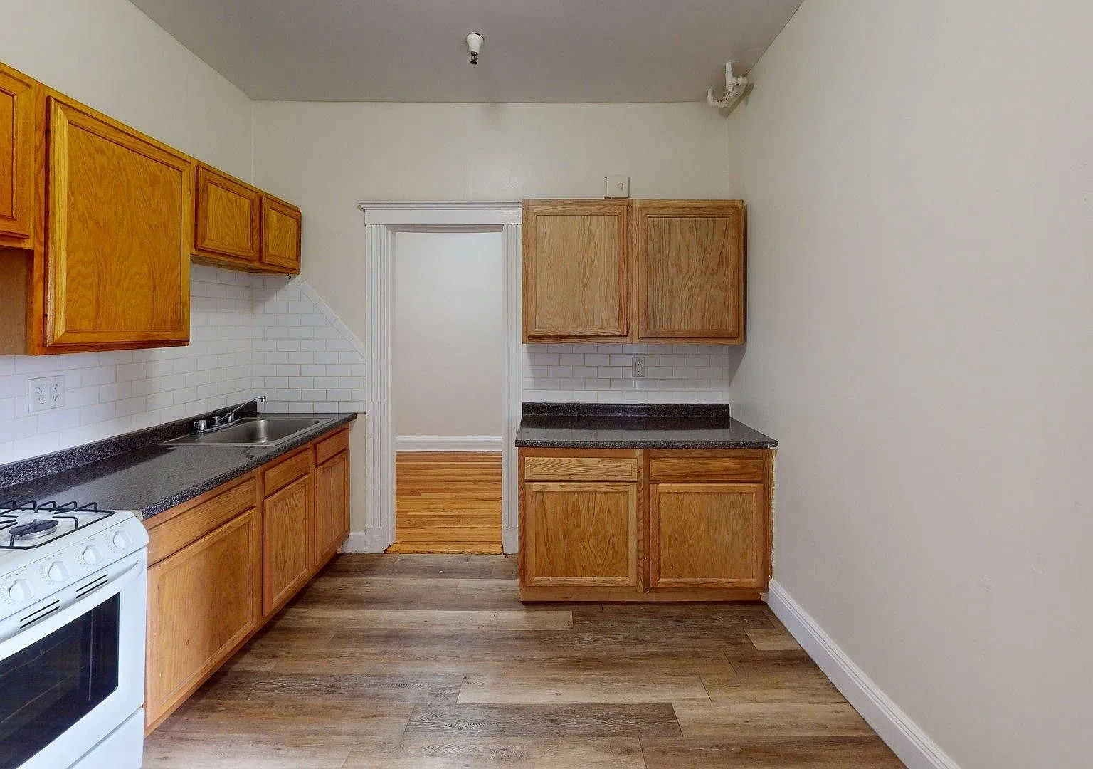 Charming 2 Bedroom-No Broker Fee — Photo 1