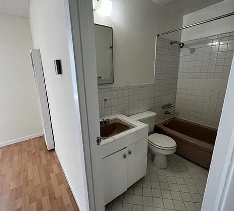 5th image of 1721 Chestnut St APT 101