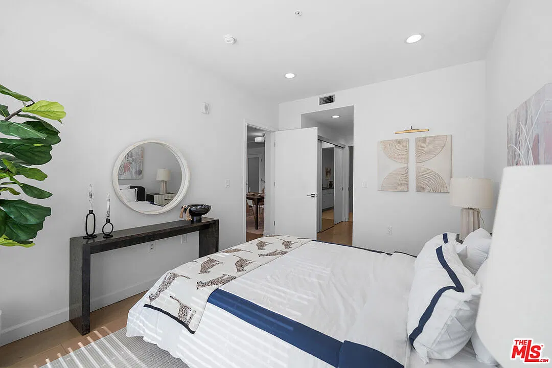 105 S Mariposa Ave — Photo 3