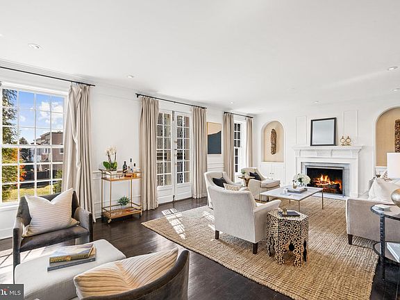 4th image of 1698 32nd St NW