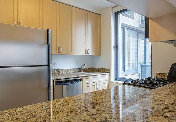 4th image of 235 W 48th St APT 38L
