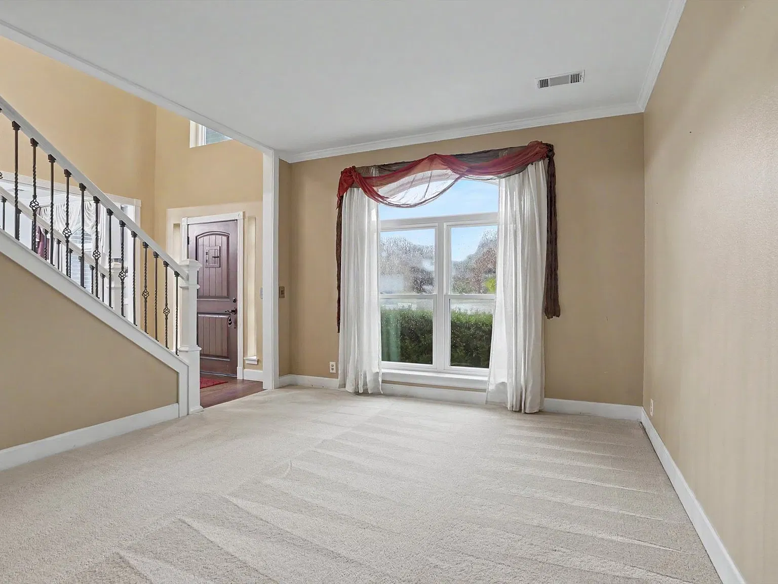 4 bed, 2.5 bath, 3048 sqft, $2,500 — Photo 2