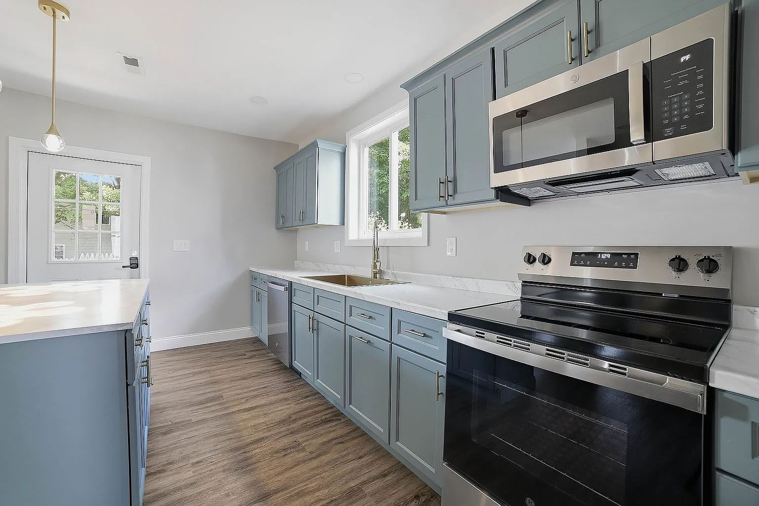 4 bed, 2100 sqft, $3,700 — Photo 4