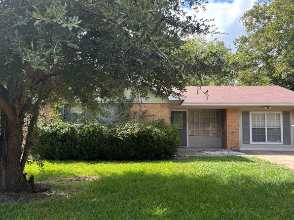828 Edgewood St, Wolfe City, TX 75496