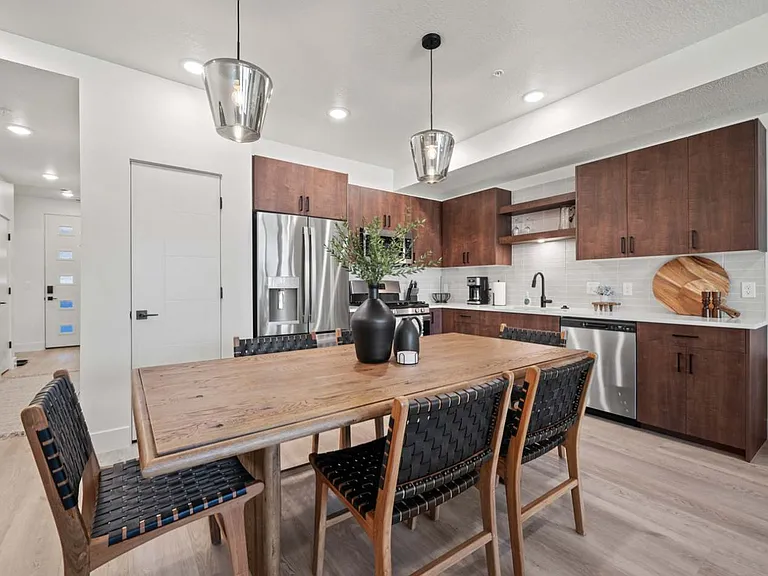 Dining & Kitchen
