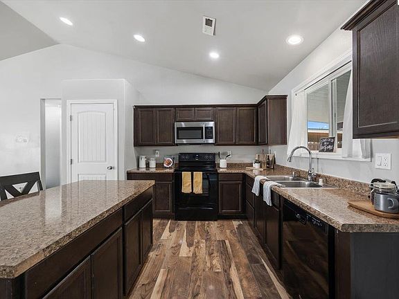 4th image of 3719 Estrella Dr