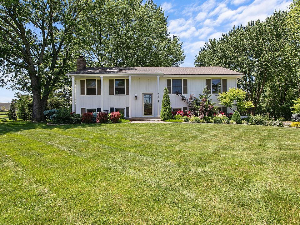 front of home has attractive landscaping