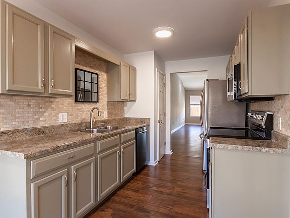 3rd image of 202 Woodruff Park Ln
