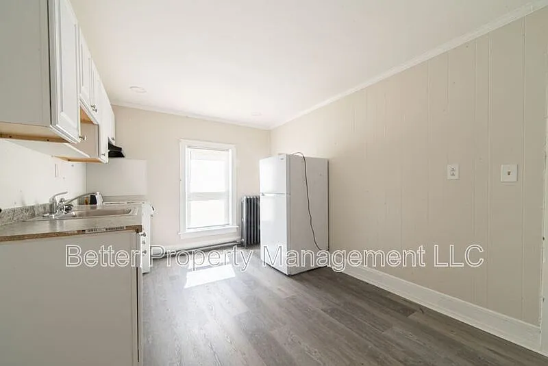 4 bed, 1.0 bath, $2,000 — Photo 2