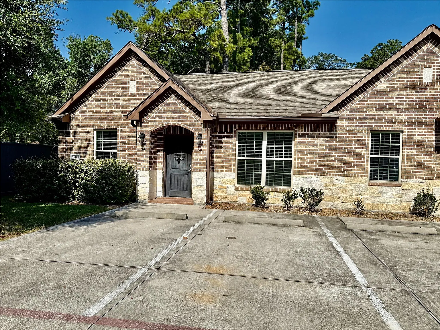 2 bed, 1.0 bath, 1011 sqft, $1,550 — Photo 2
