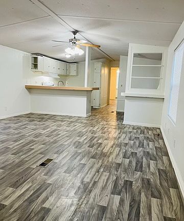 3rd image of 915 Elwood Ct