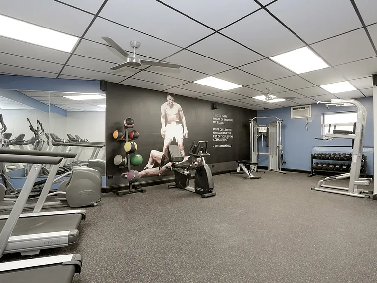 Sheridan Lake - 6401 N Sheridan Rd — Photo 7