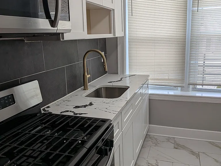 307 William St — Photo 1