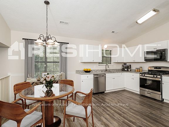3rd image of 2906 Medina Dr