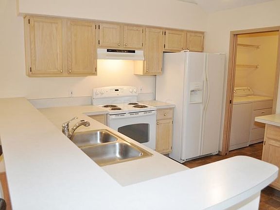 3rd image of 122 Canterbrick Dr