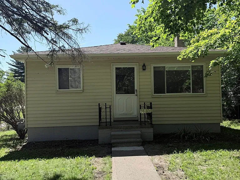 16101 Salem St — Photo 1