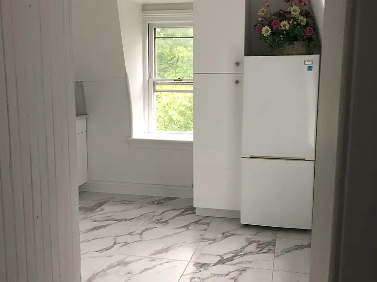 Roomy dining area for large dining room table