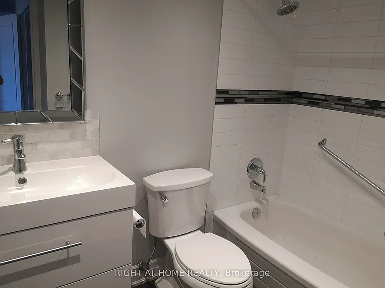 7440 Bathurst St #1102 — Photo 21
