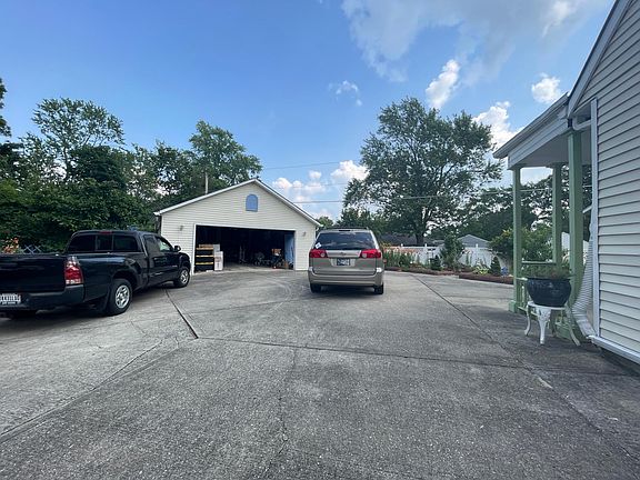 2nd image of 934 Oakwood Ct