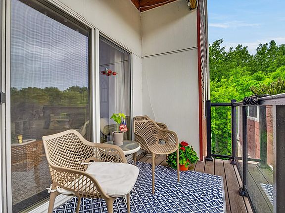 5th image of 1501 N Windsor #201