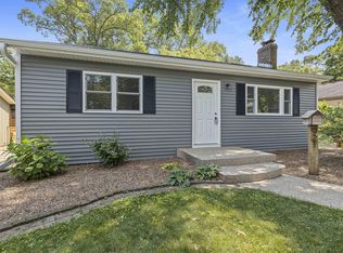 921 Laurel Ave, Woodstock, IL 60098