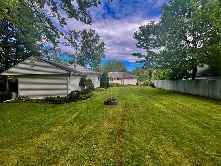 2066 Bradley Rd — Photo 4