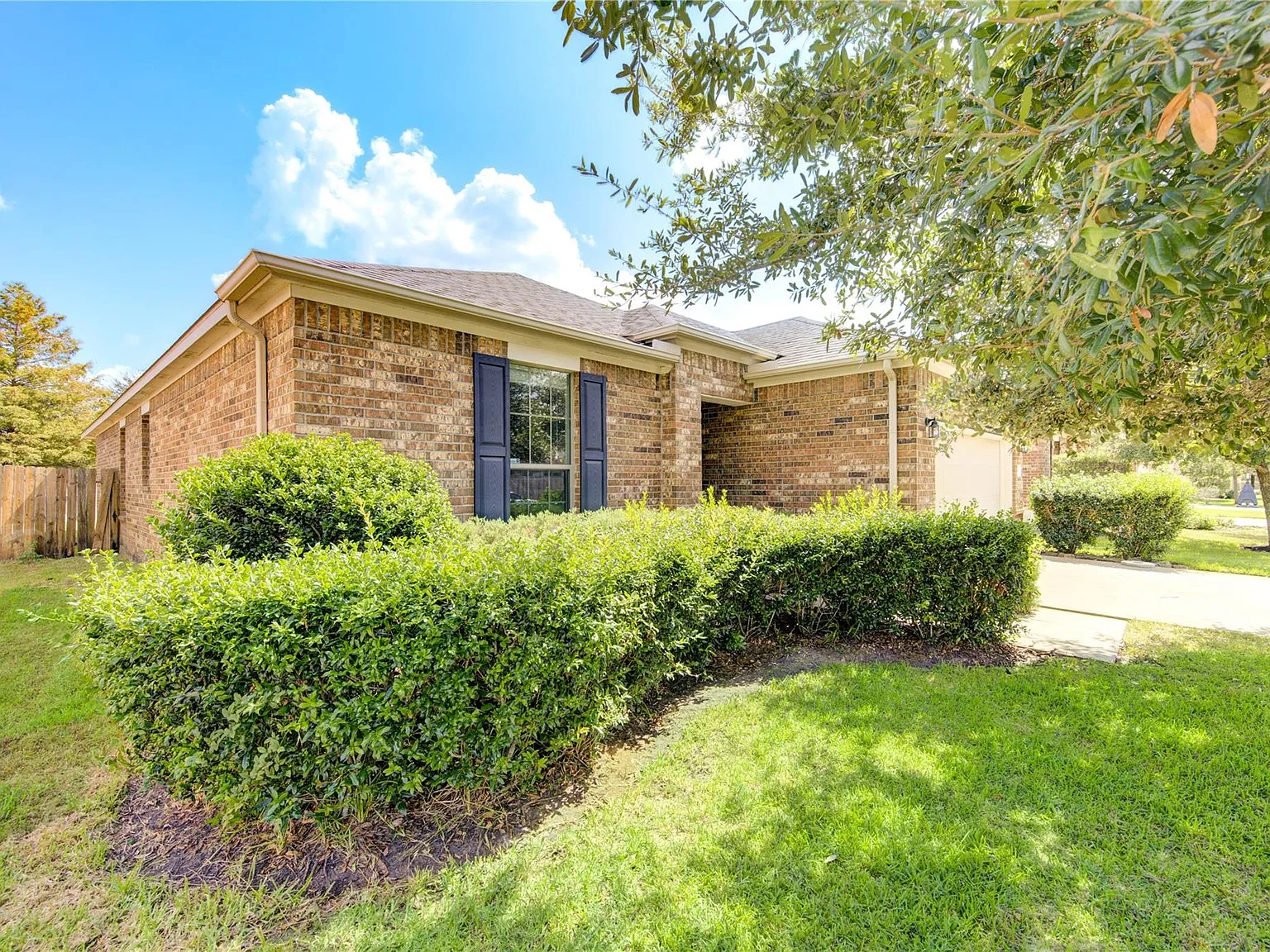 3 bed, 2.0 bath, 1987 sqft, $2,195 — Photo 2