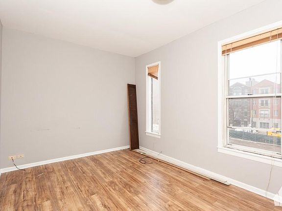 4th image of 3146 N Southport Ave