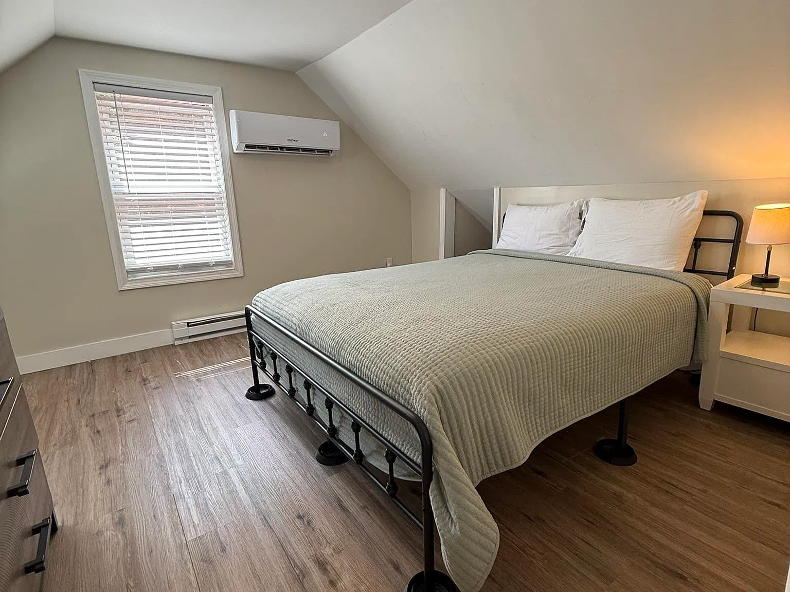 2 bed, 1.0 bath, 1452 sqft, $3,800 — Photo 3
