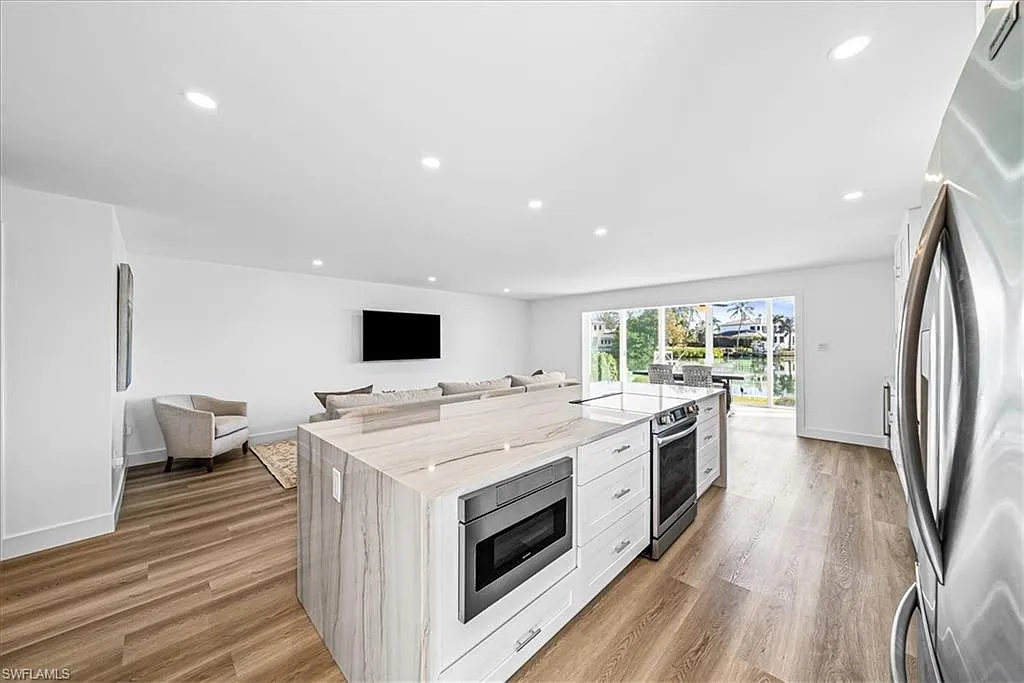 2 bed, 2.0 bath, 1300 sqft, $8,000 — Photo 3