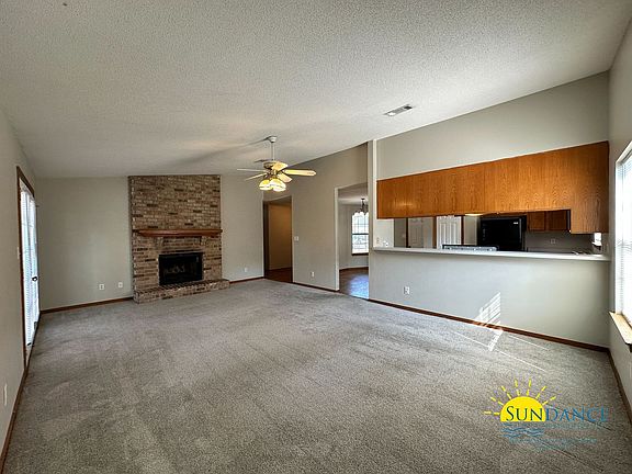 3rd image of 1627 Campbell Dr W