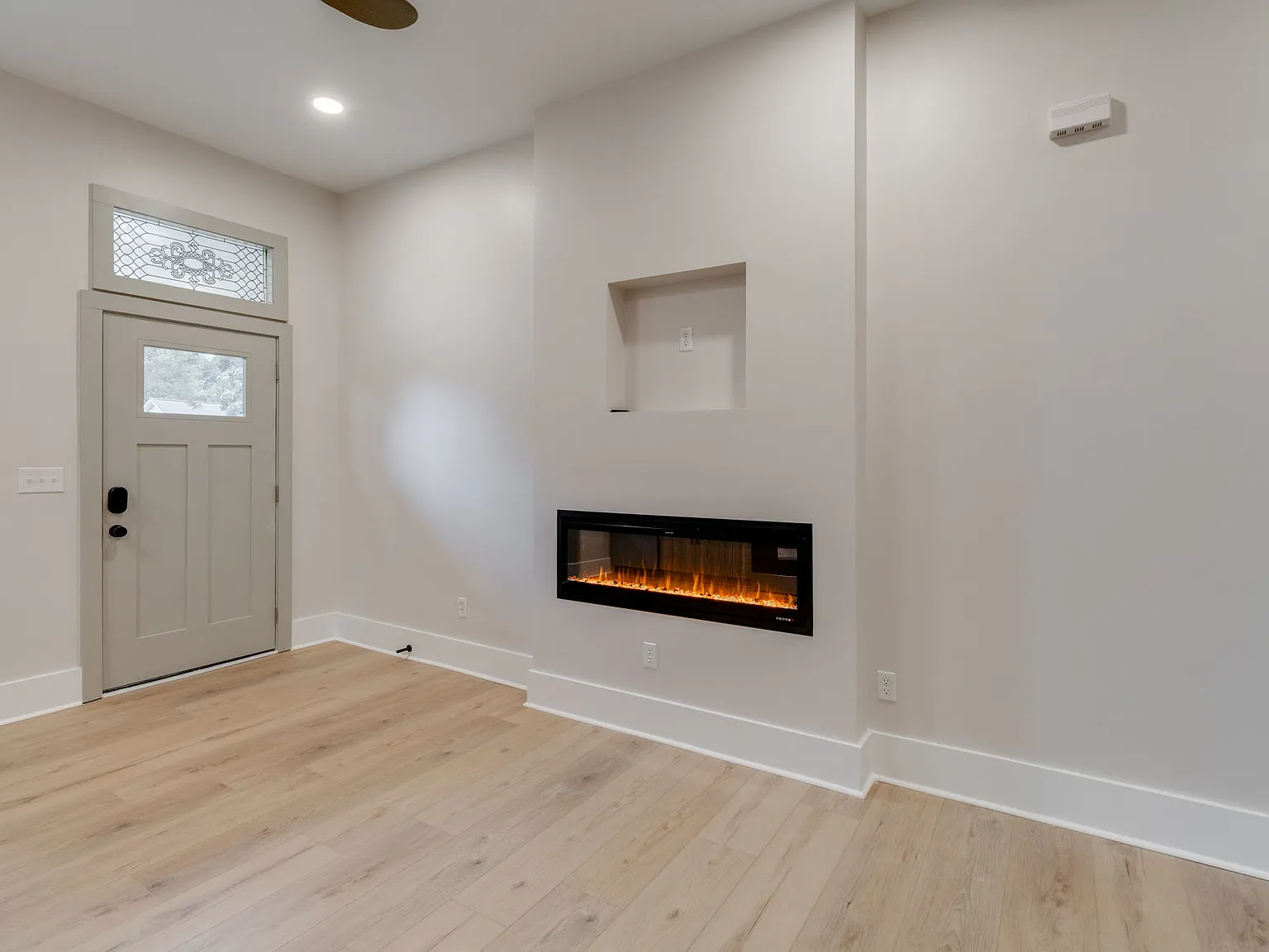 3 bed, 840 sqft, $3,075 — Photo 1