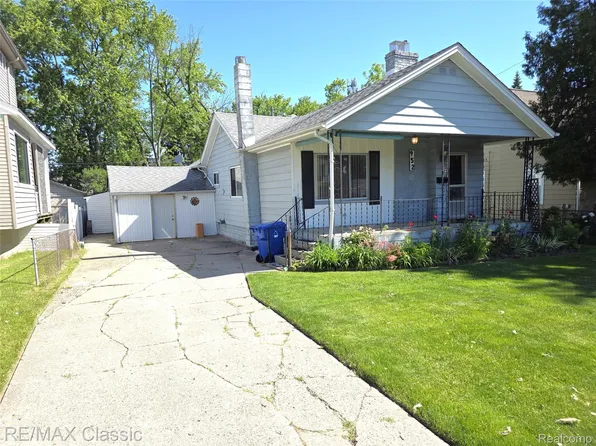 952 Lakeview Ave, Waterford, MI 48328